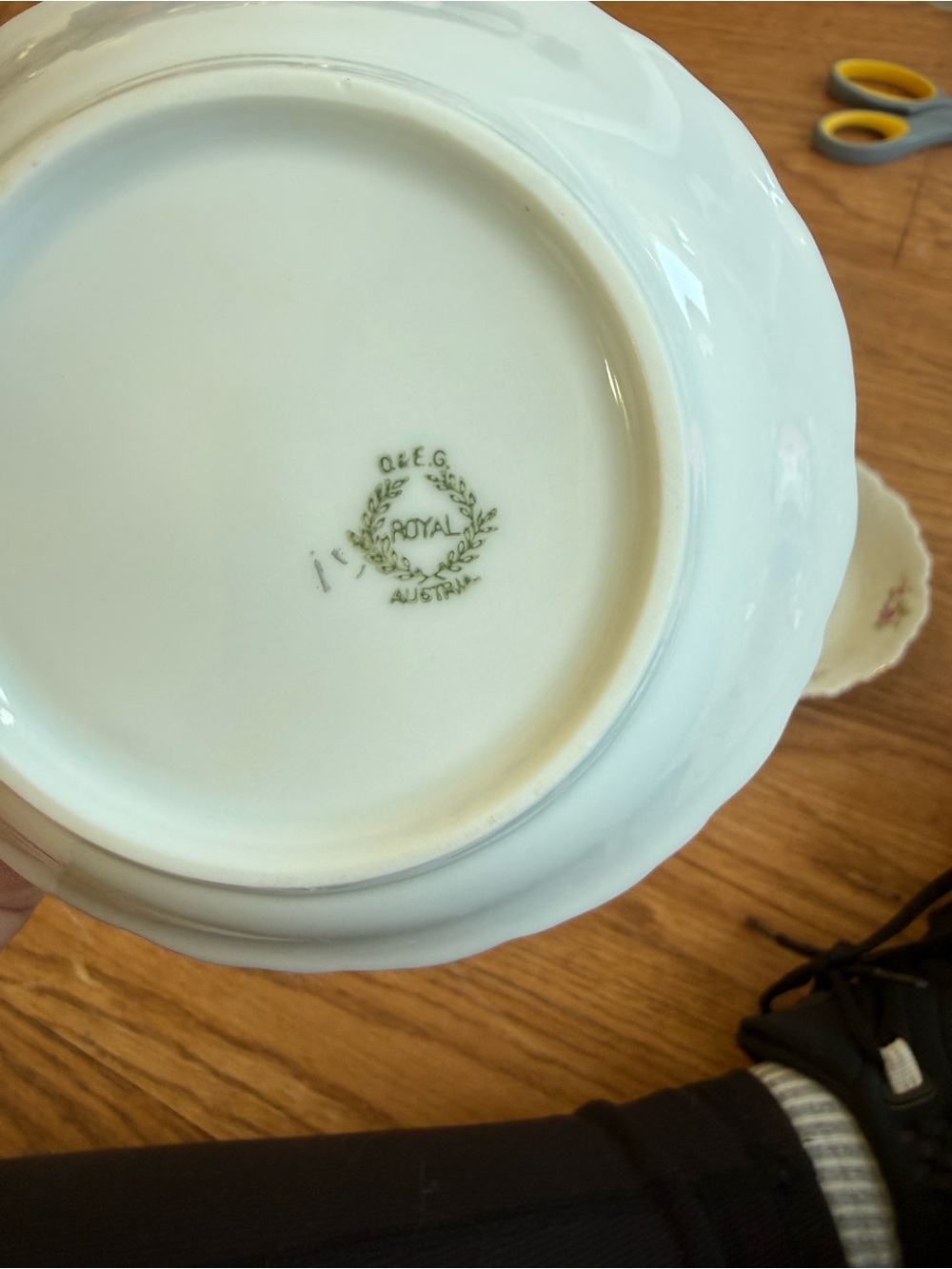 Set of 2 O & EG Royal Austria porcelain floral bowls - Picture 3 of 5